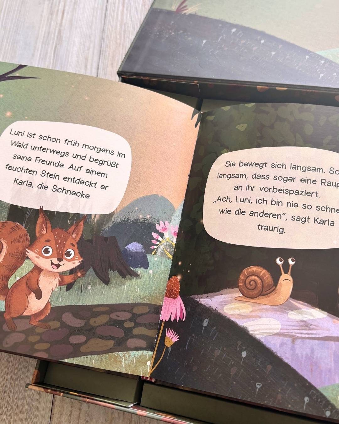 Aufgeschlagene Buchseite – Luni begegnet Karla der Schnecke, Illustration aus Lunis Abenteuer im magischen Wald