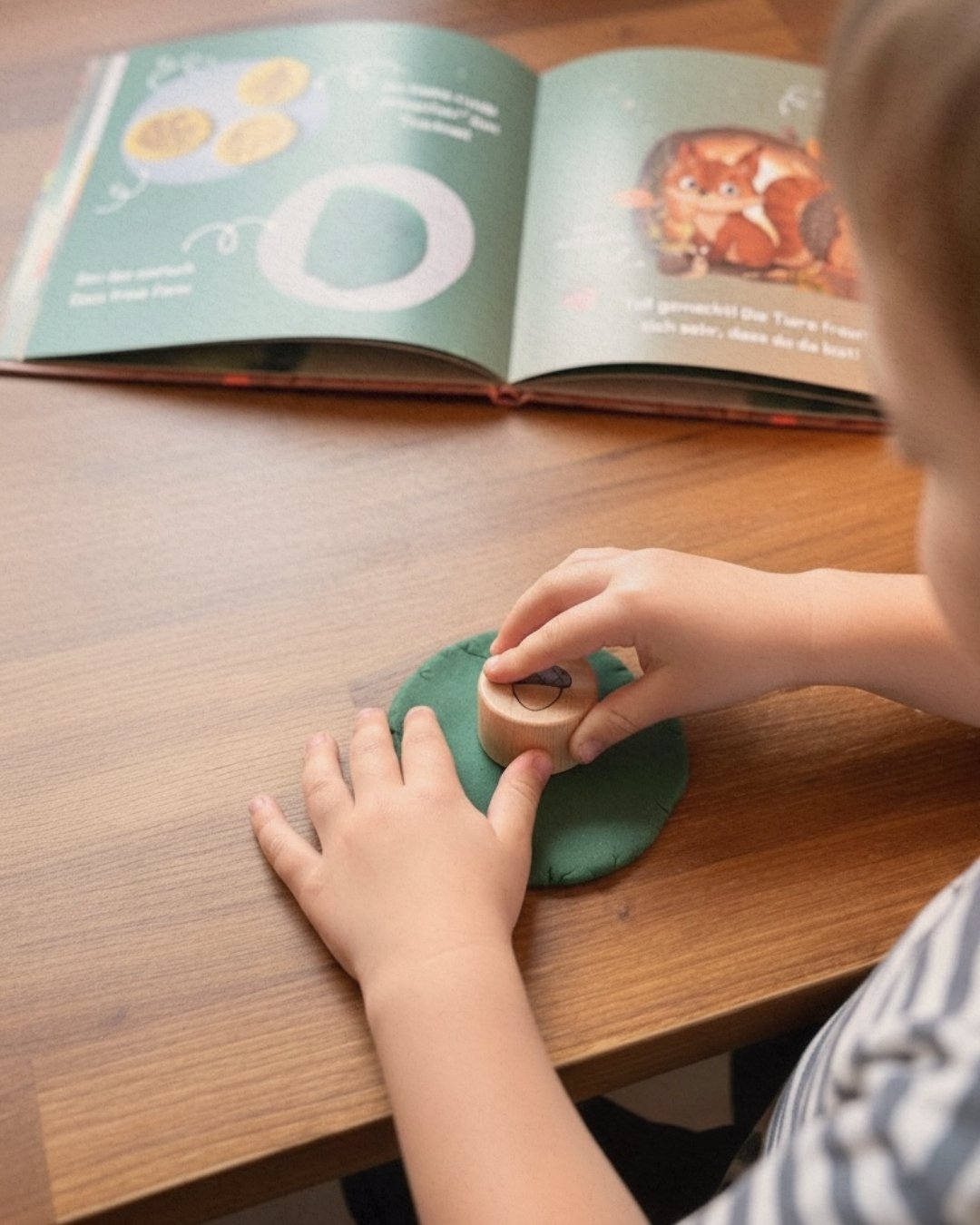 Kind knetet mit Zendou Kids Waldbox – Mitmachbuch aufgeschlagen im Hintergrund, Sensory Play für Kinder