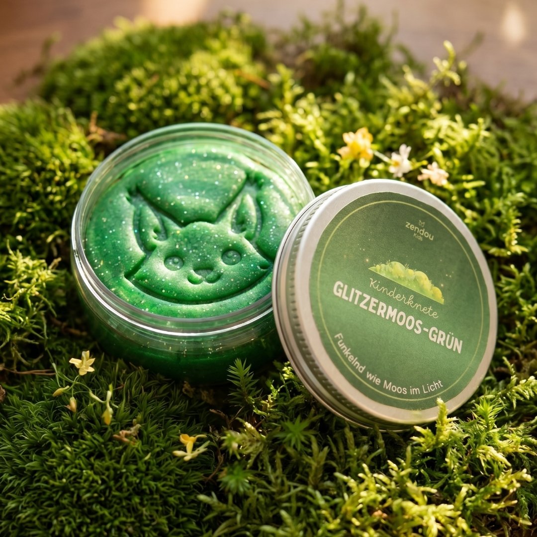 Offener Knete-Tiegel Glitzermoos-Grün auf Moos – Zendou Kids Kinderknete vegan natürlich Made in Germany