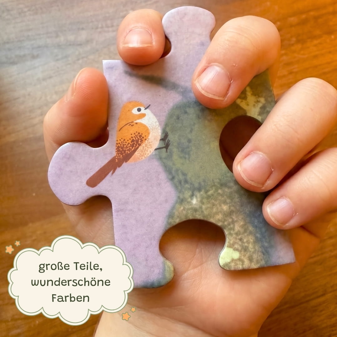 Kinderhand hält großes Puzzleteil mit Vogelmotiv – Zendou Kids Waldpuzzle wunderschöne Farben