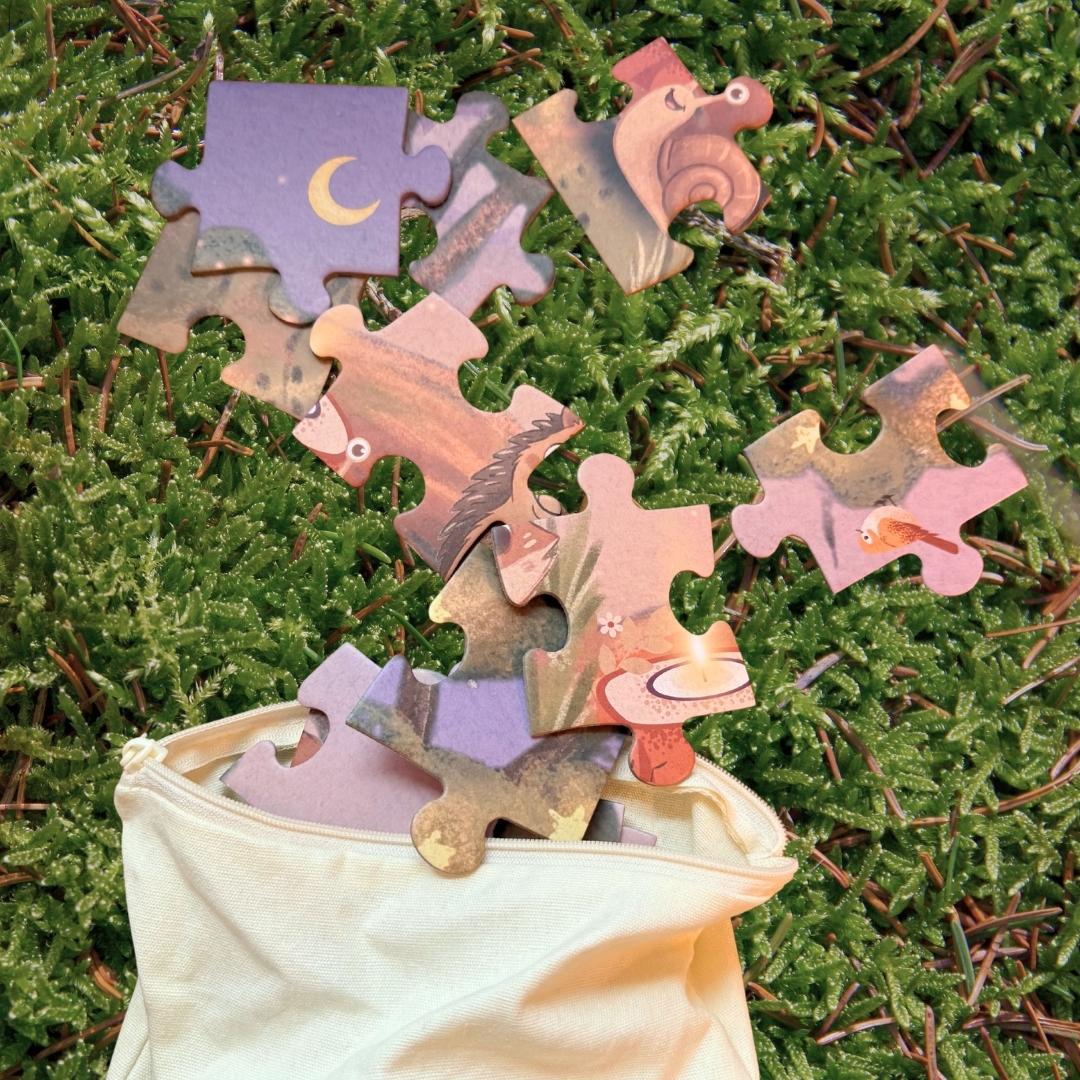 Puzzleteile des Zendou Kids Waldpuzzles aus Stoffbeutel gestreut – Ein Abend im Wald 48 Teile