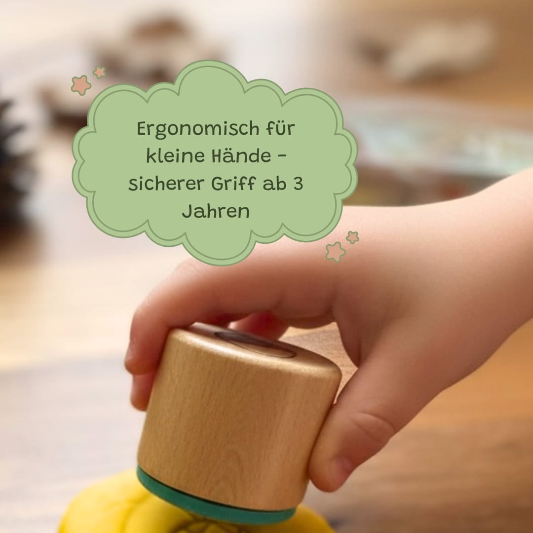 Kinderhand hält Holzstempel – ergonomisch für kleine Hände, sicherer Griff ab 3 Jahren