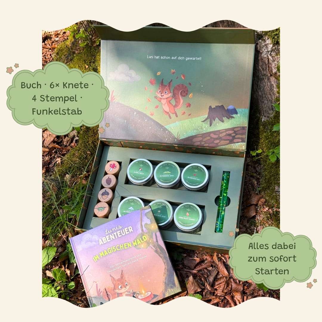Waldbox geöffnet mit Inhalt: Mitmachbuch, 6 Knete-Dosen in Waldfarben, 4 Holzstempel und Funkelstab
