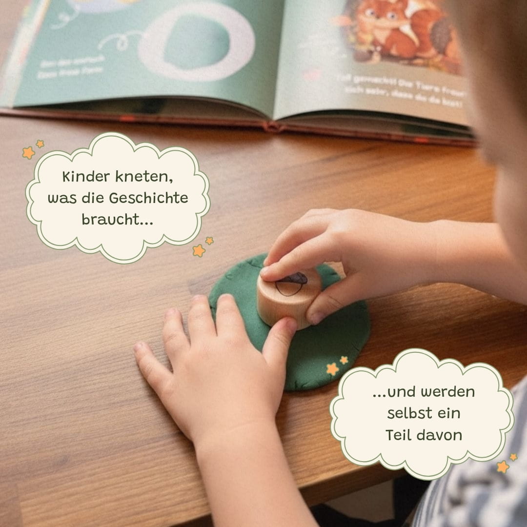 Kind stempelt mit Holzstempel in grüne Kinderknete – Mitmachgeschichte Zendou Kids Waldbox